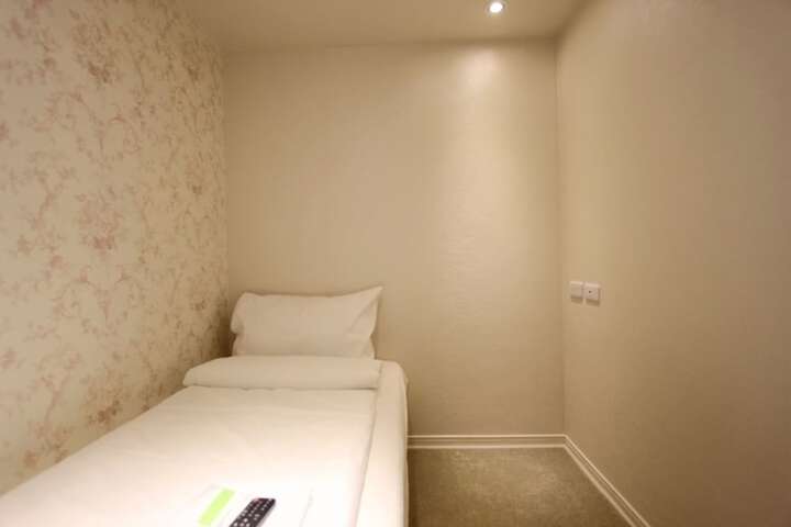 Room 16 of 80