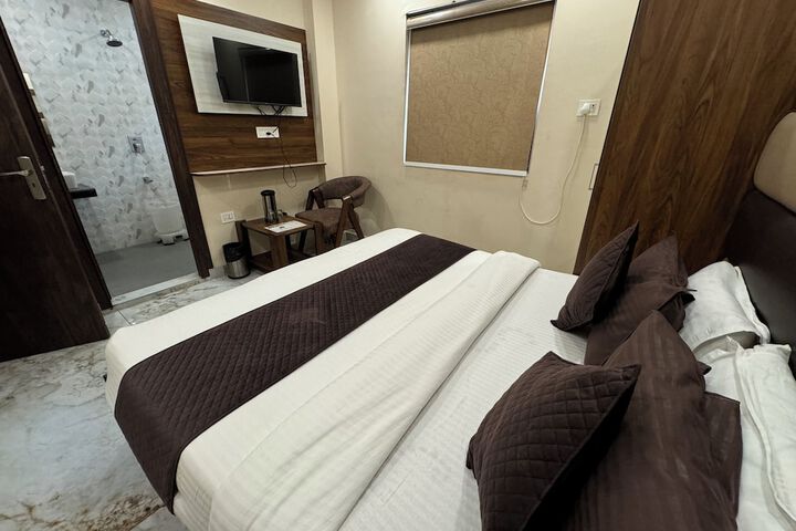 Room 8 of 17