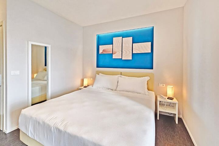 Room 32 of 82