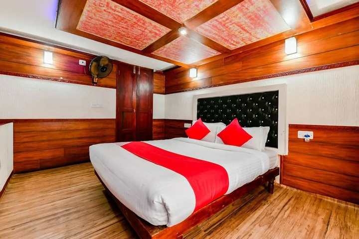 OYO Sht Symphony Premium Sharing Houseboat