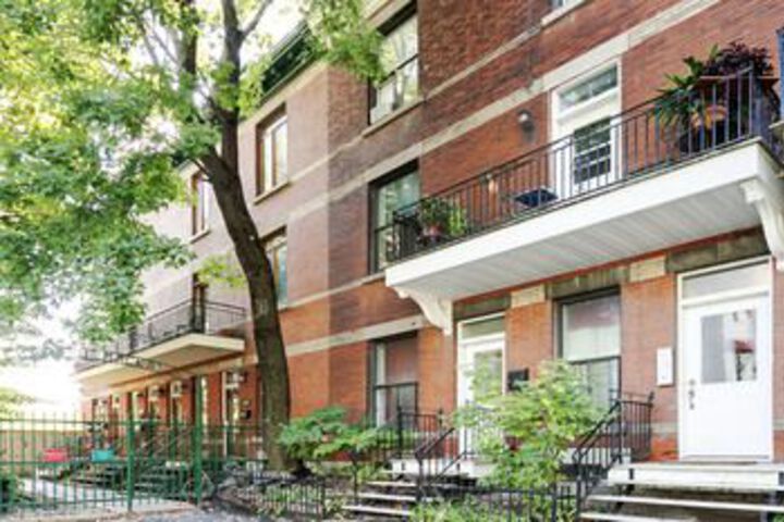 Large three bedroom next to the Bell Center by Hometrotting