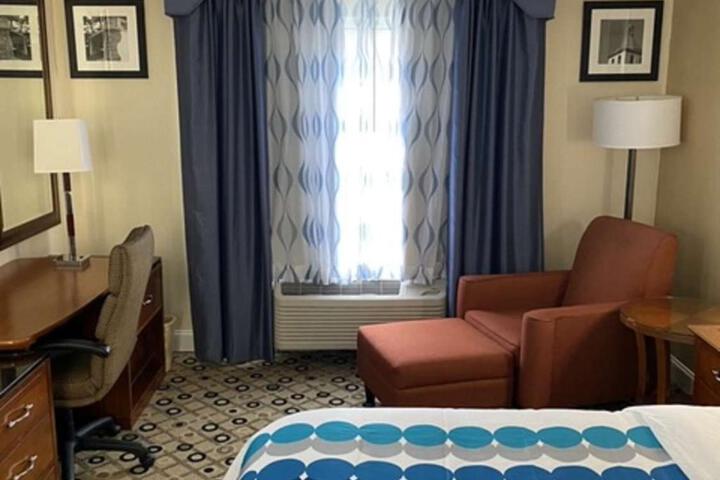 1 King Bed (4 of 31)
