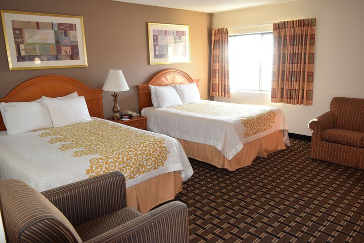 1 Queen Bed No Elevator (15 of 33)