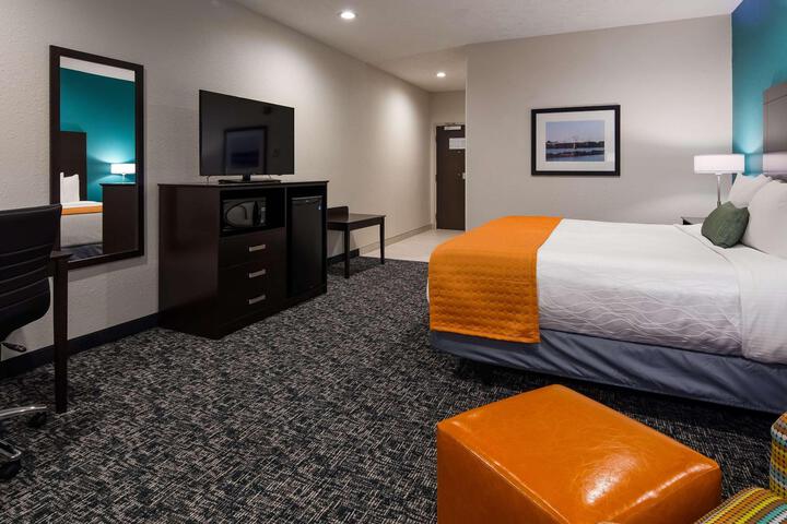 1 King Bed Pillow Top Mattress Flat Screen Television Microwave and Refrigerator Full Breakfast (5 of 14)