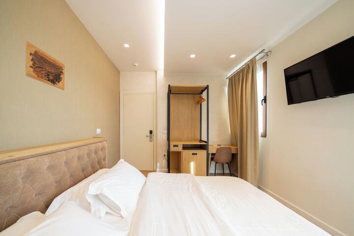 Room 3 of 91