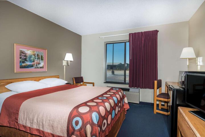 1 Queen Bed (1 of 18)