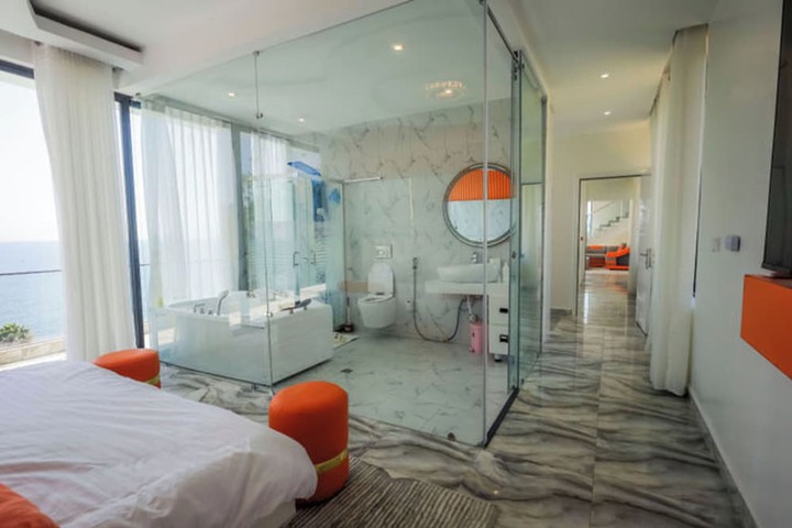 Room 8 of 74