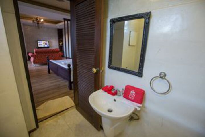 Room 4 of 38