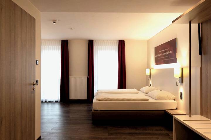 Room 4 of 16
