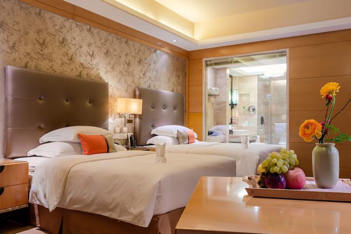 Room 32 of 65