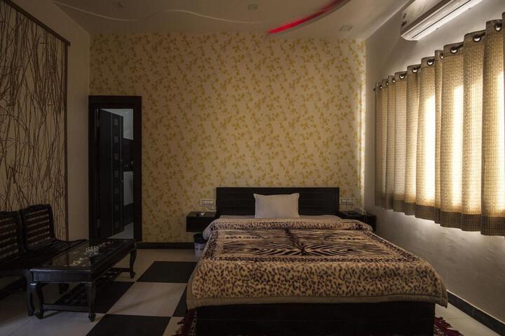 Room 2 of 3