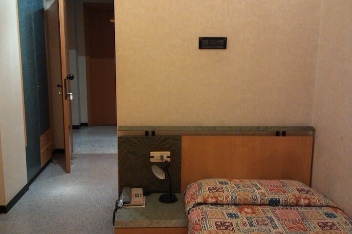Room 8 of 25