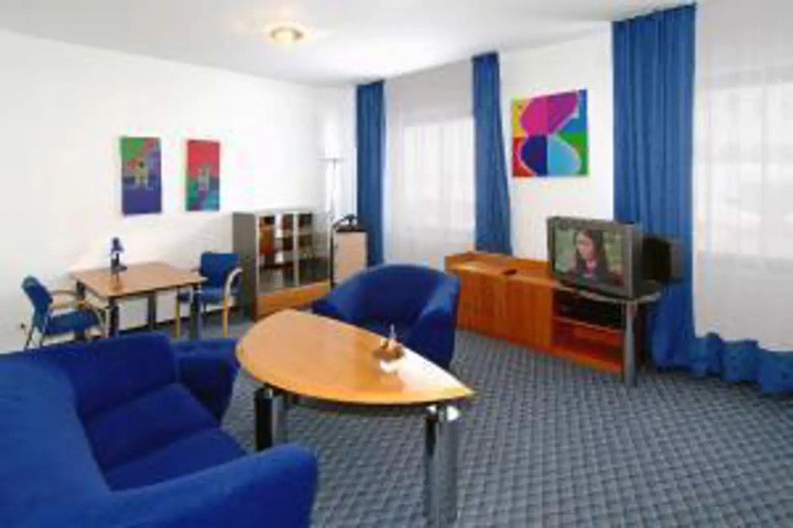 Room 8 of 10