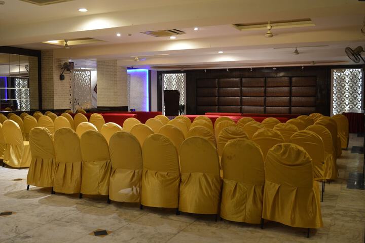 Ballroom/Hall 13 of 14