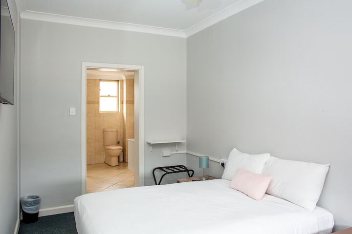 Room 11 of 25