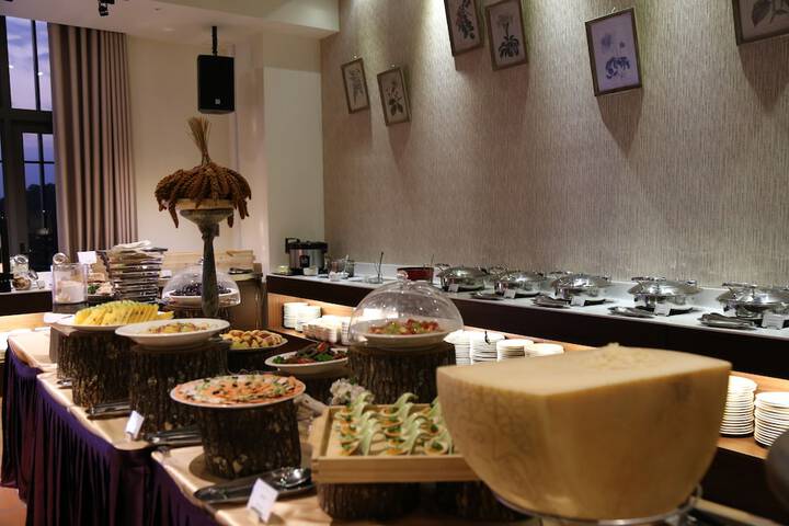 Dining 47 of 97