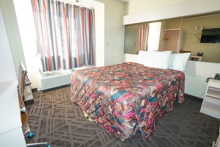 Deluxe Queen Bed (4 of 10)