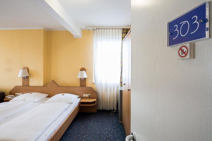 Room 5 of 32