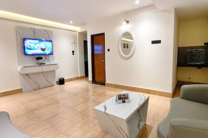 Room 9 of 16