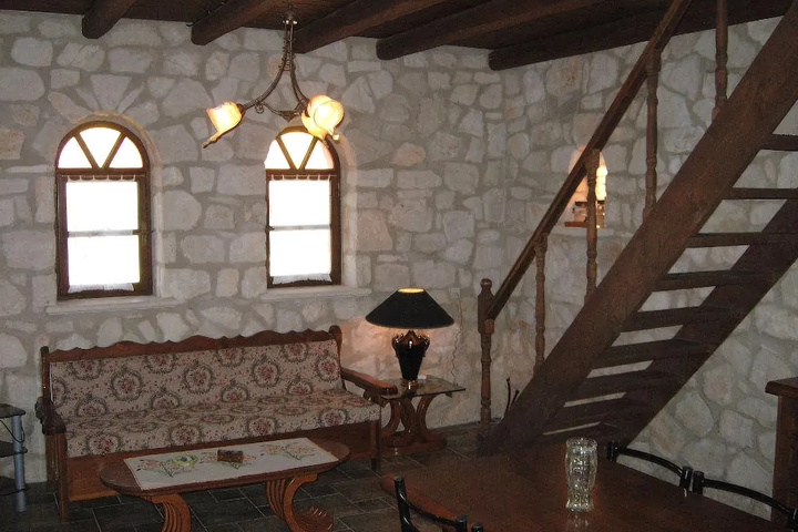Room 5 of 9