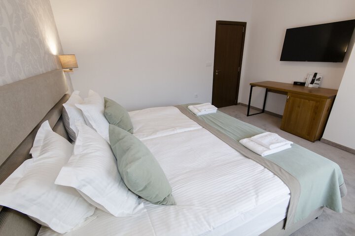 Room 5 of 38