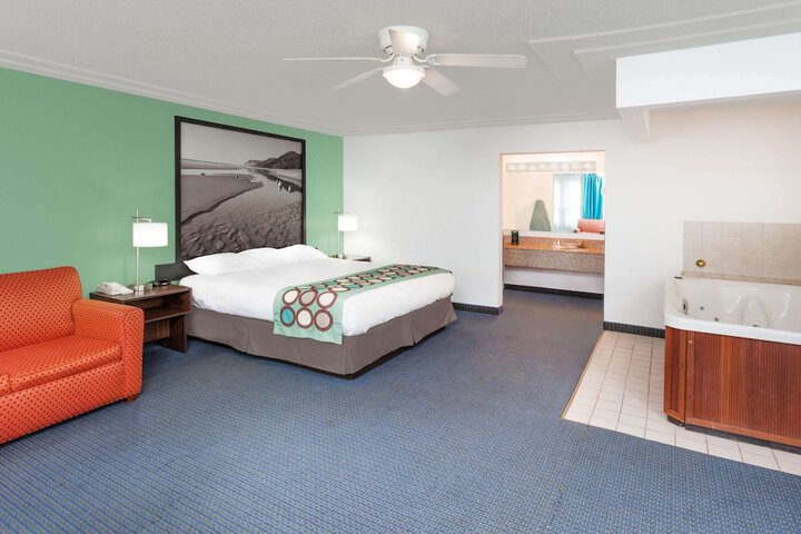 1 King Bed Interior Corridor (3 of 7)