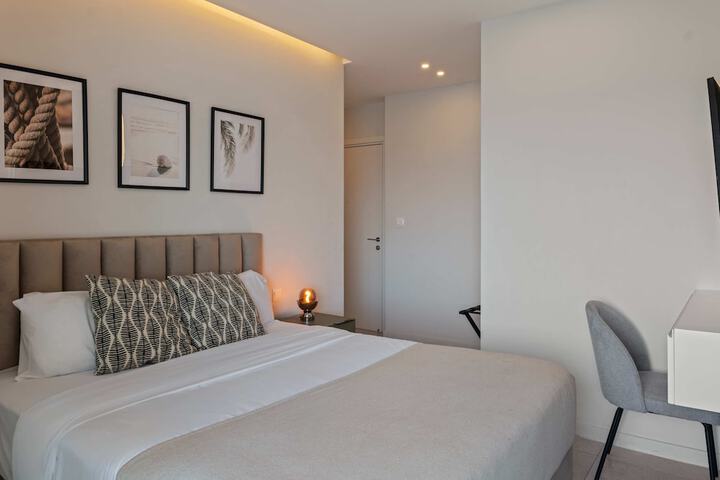 Room 2 of 10