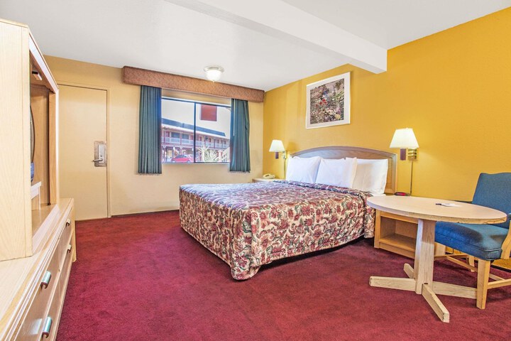 1 Queen Bed (12 of 12)
