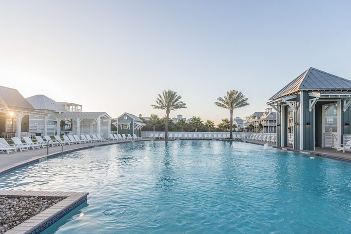 Hotel with Pool