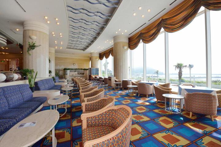 Lounge 9 of 23