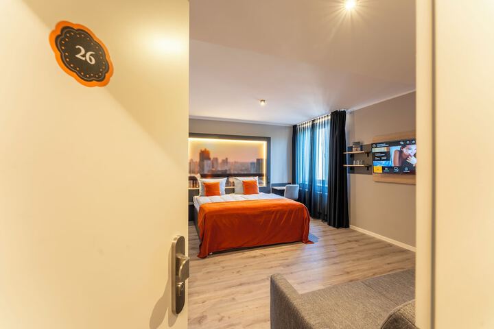 Room 17 of 38