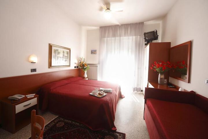Room 8 of 16