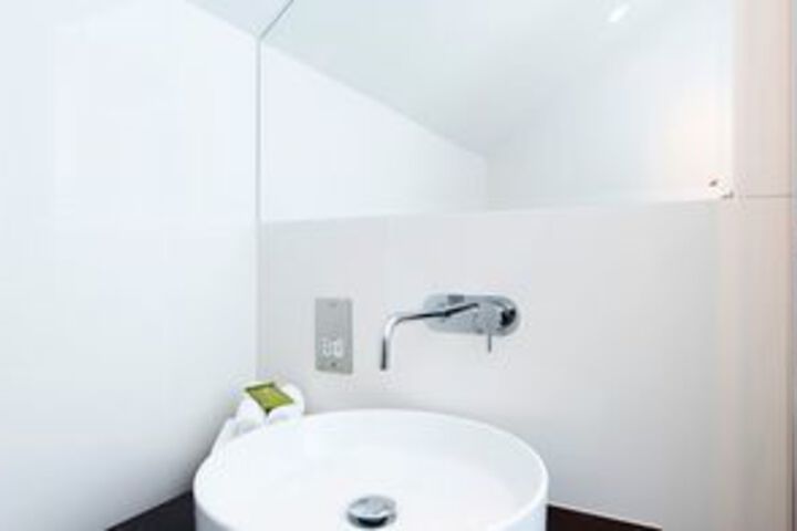 Room 9 of 32