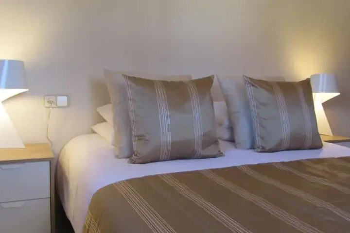Room 5 of 9