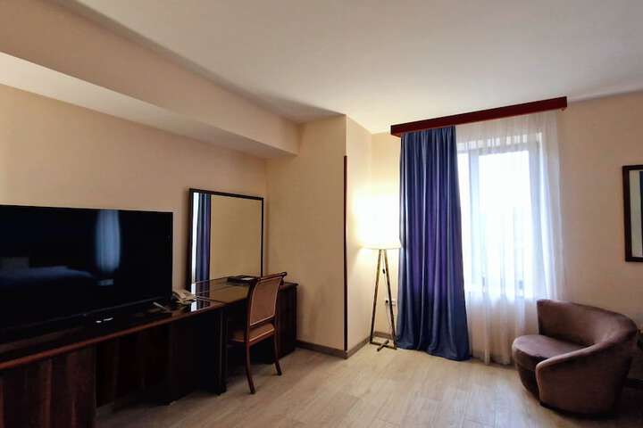 Room 33 of 76