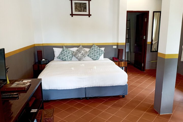Room 8 of 93