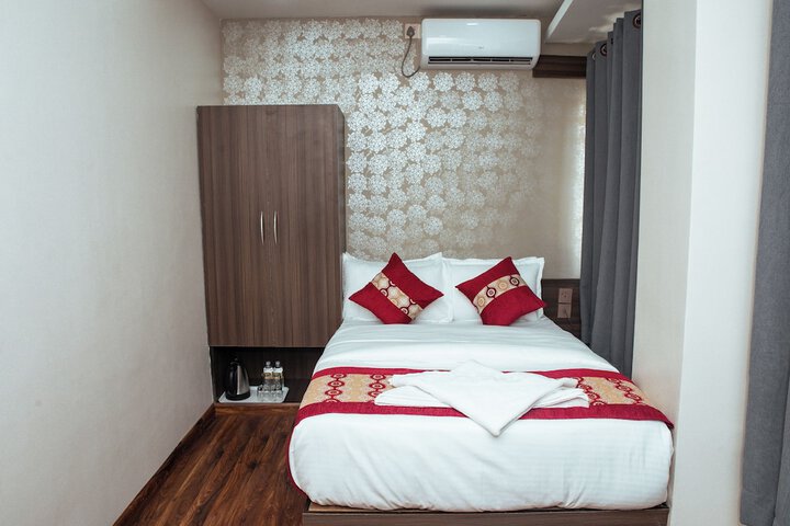 Room 7 of 16