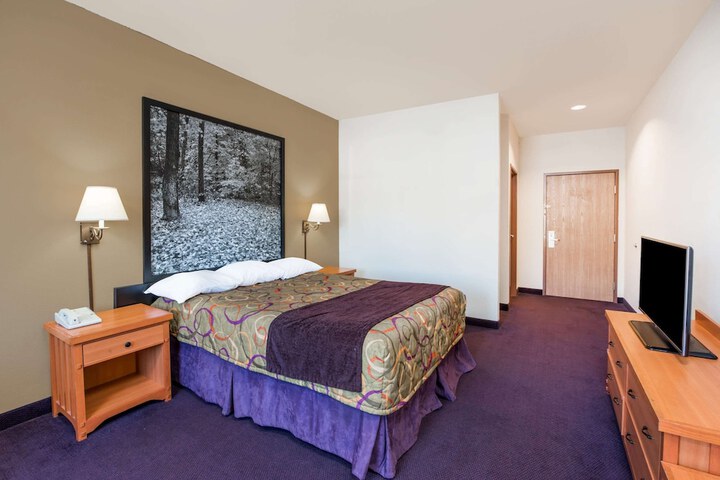 1 Queen Bed (2 of 35)