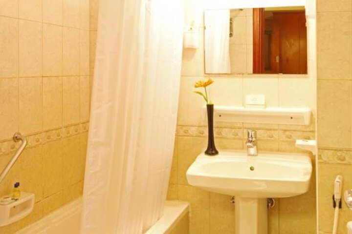 Room 6 of 8