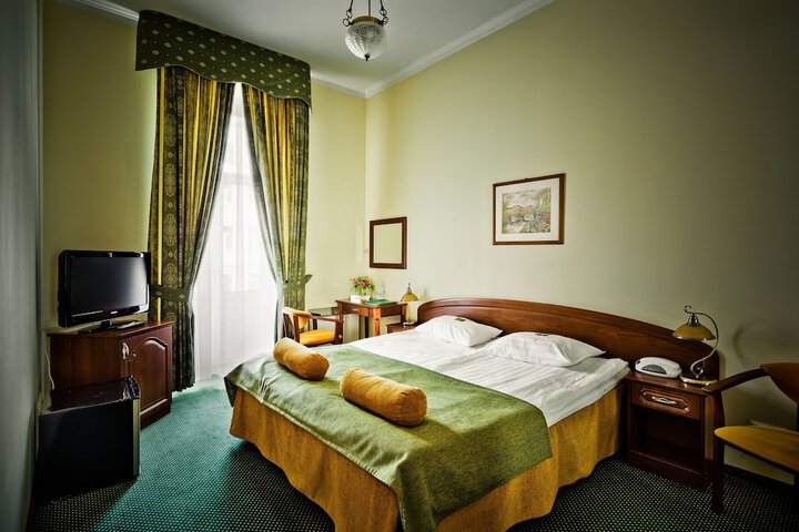 Room 11 of 34