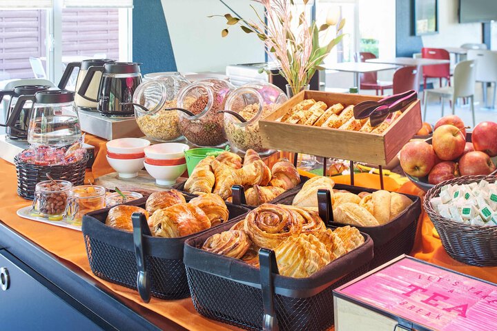 Breakfast/Coffee Service 12 of 25