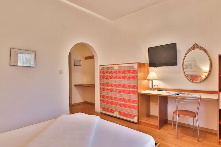 Room 33 of 120