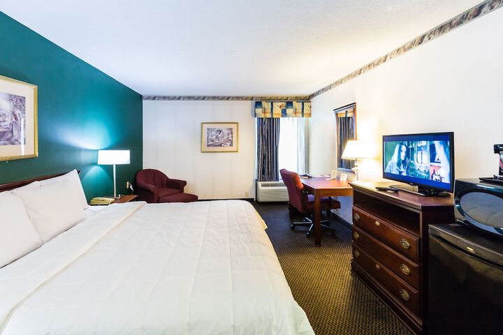 1 King Bed (2 of 8)