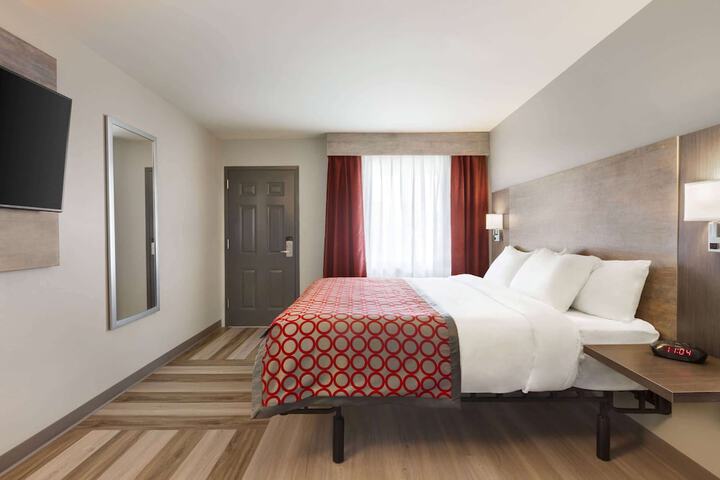 1 King Bed (4 of 8)