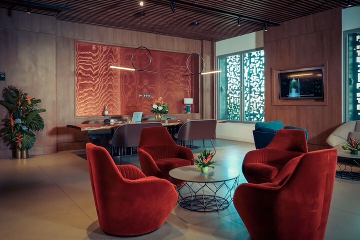 Lounge 102 of 150