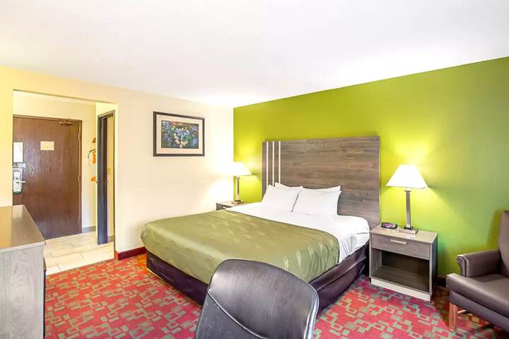 Deluxe King Bed (7 of 8)