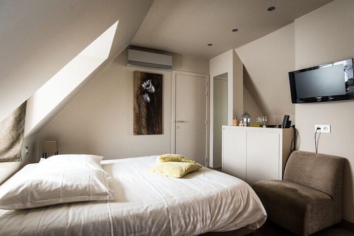 Room 2 of 23