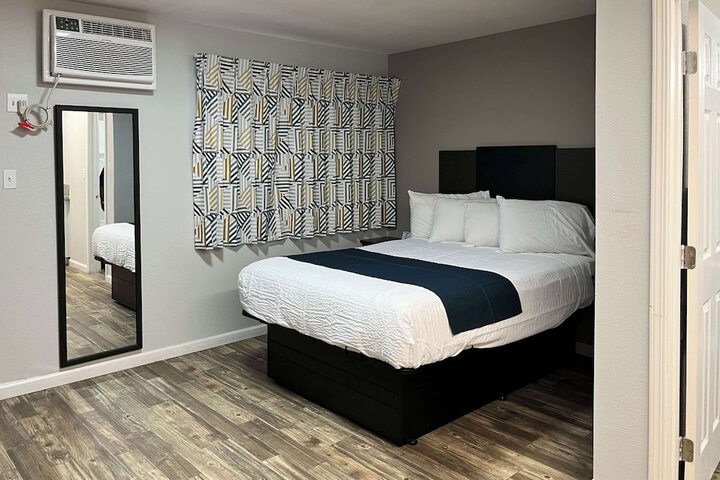 1 Queen Bed (4 of 10)