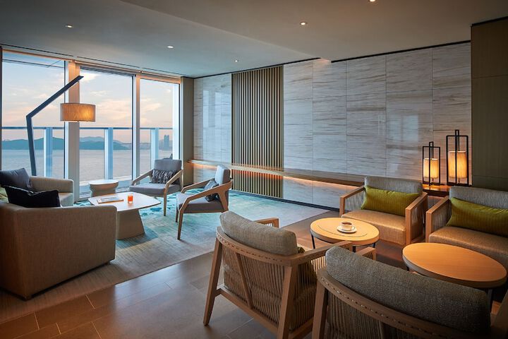 Lounge 88 of 106