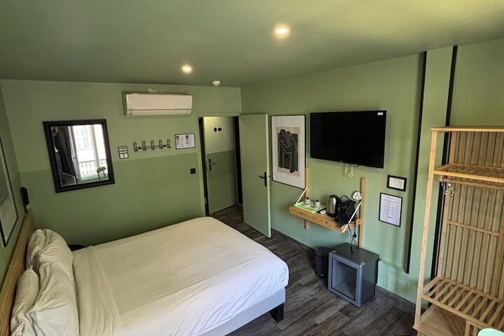Room 32 of 76